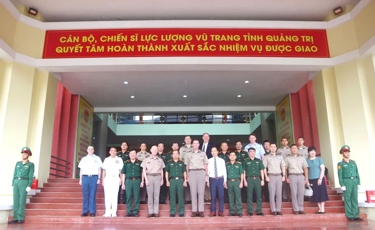 Đoàn Lục quân Hoa Kỳ Thái Bình Dương và Bộ CHQS tỉnh Quảng Trị chụp ảnh lưu niệm.
