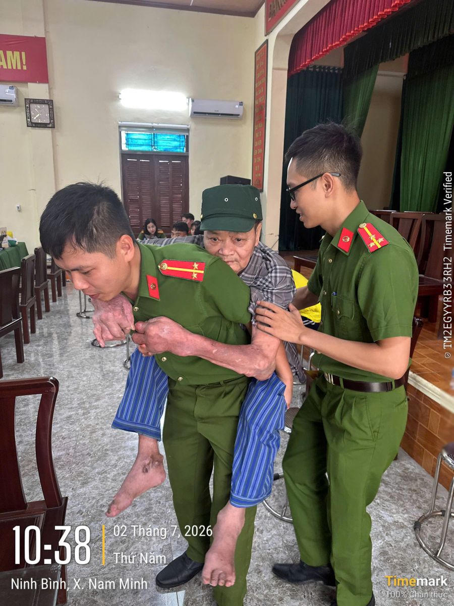 Công an xã Nam Trực phối hợp tổ chức thu nhận mẫu sinh phẩm ADN thân nhân liệt sĩ chưa xác định thông tin (Ảnh: Công an tỉnh Ninh Bình)