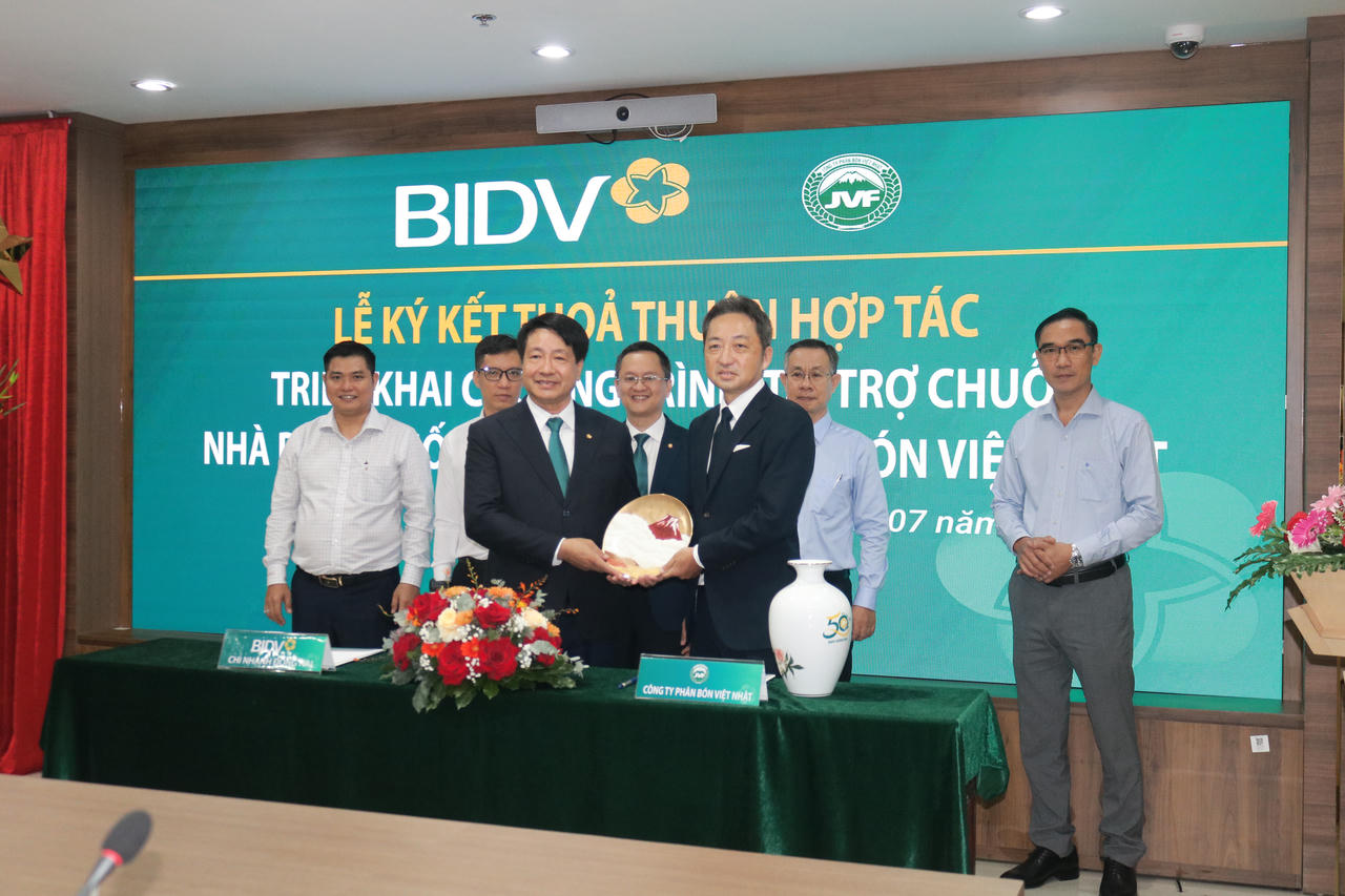 Ông ông Jiro Nishiyama, Tổng Giám đốc Công ty Phân bón Việt Nhật tặng quà lưu niệm cho ông Nguyễn Đức Toàn, Giám đốc BIDV Chi nhánh Đồng Nai.
