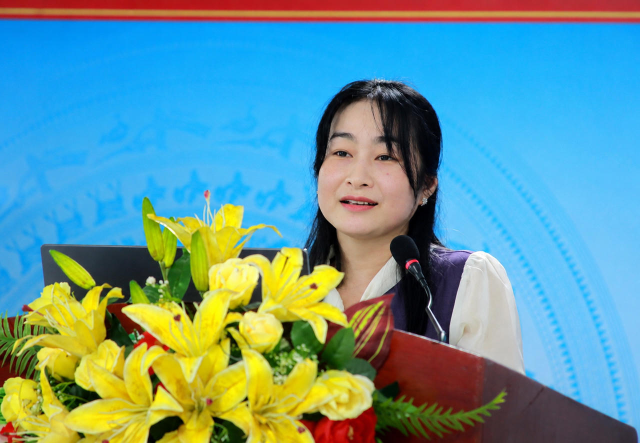 Bà Mai Hồng Nhí - Phó Trưởng phòng Đăng ký kinh doanh, Sở Tài chính tỉnh Cà Mau, trình bày chính sách hỗ trợ hộ kinh doanh chuyển đổi thành doanh nghiệp và giải đáp các vướng mắc trong hoạt động sản xuất, kinh doanh.