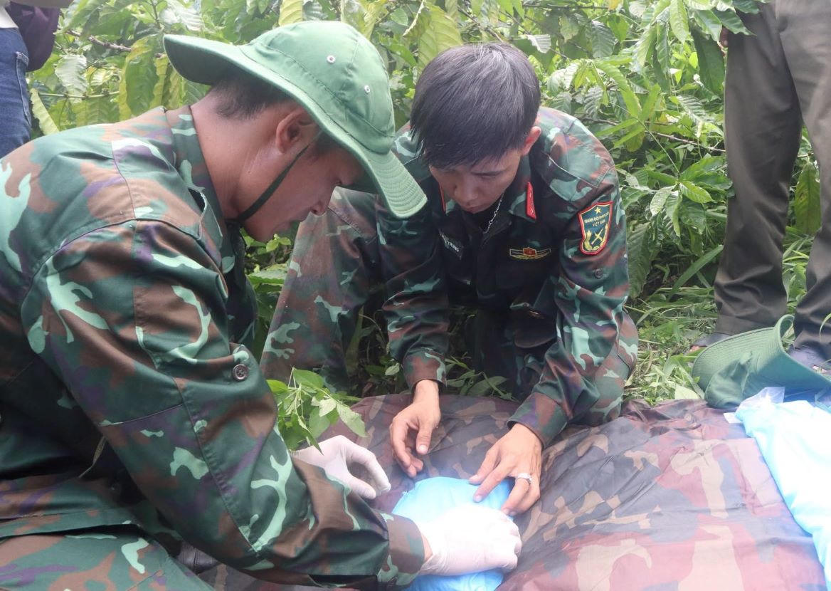 Phát hiện mẫu răng, xương cùng nhiều di vật của liệt sĩ dưới chân núi Chư Yang Sin