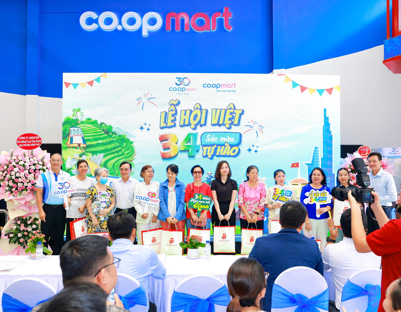 Những phần quà tri ân được Saigon Co.op gửi tặng các khách hàng thân thiết nhân dịp kỷ niệm 30 năm Co.opmart
