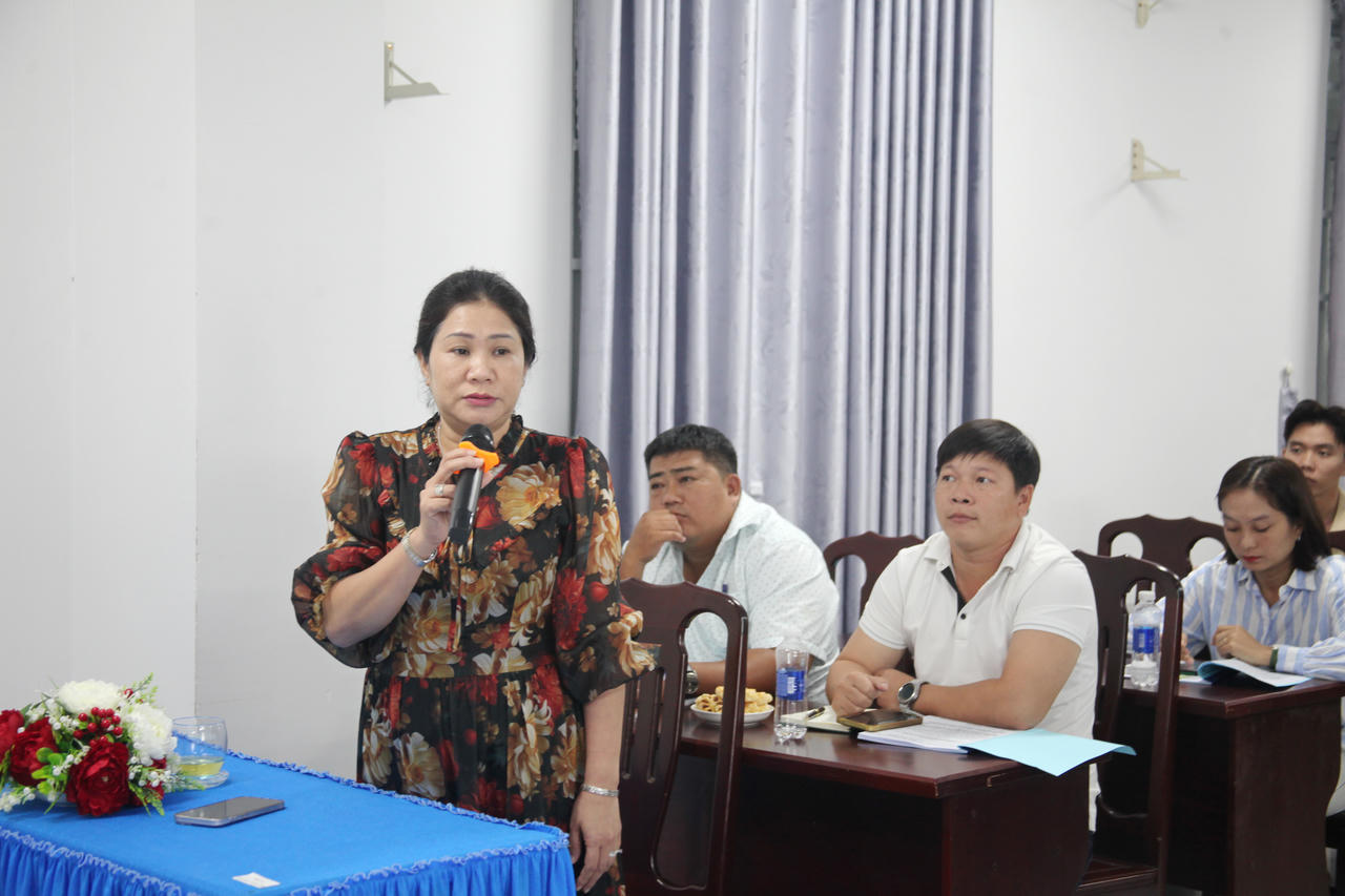 Bà Phạm Minh Phương - Phó Chủ tịch Thường trực UBND phường Bạc Liêu, phát biểu về công tác và các chính sách hỗ trợ pháp lý dành cho doanh nghiệp nhỏ và vừa, hộ kinh doanh trên địa bàn.