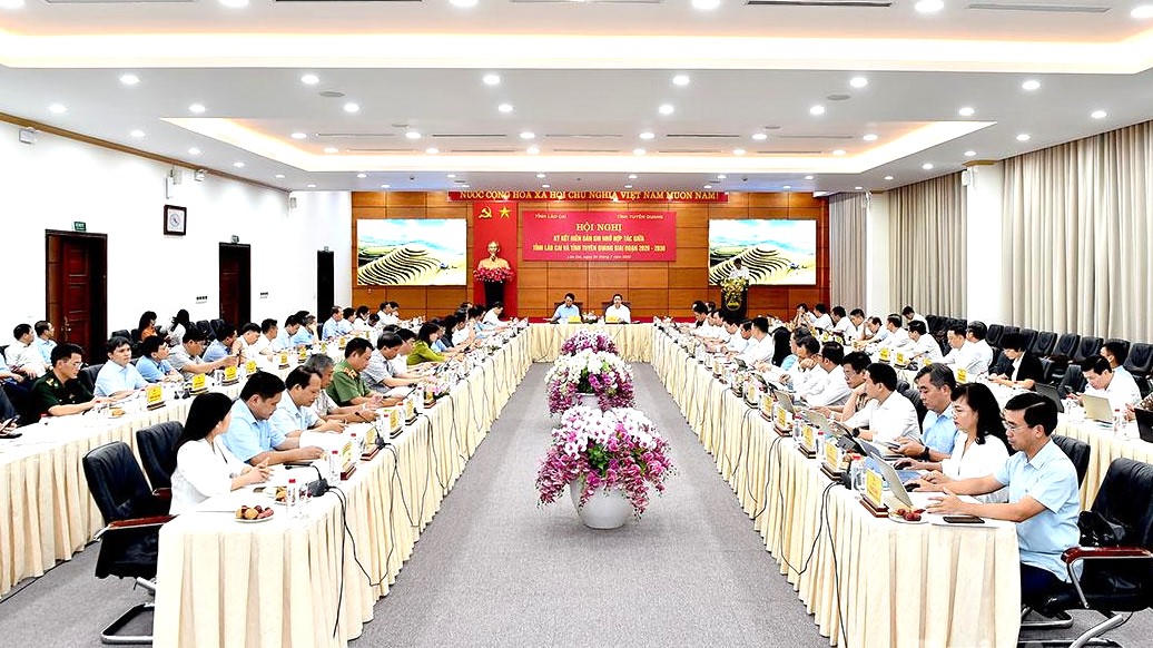 Toàn cảnh hội nghị giữa Ban thường vụ 2 tỉnh Lào Cai và Tuyên Quang. Ảnh: Thanh Phúc.