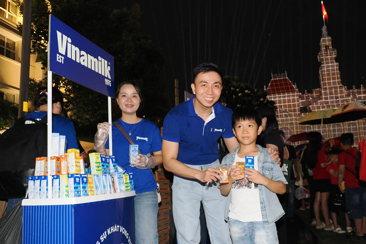 Giữa dòng người háo hức ấy, những trạm nhỏ của Vinamilk cũng góp mặt, mang theo hàng chục nghìn sản phẩm sữa tươi, sữa chua uống, sữa thực vật, nước suối… để hòa chung niềm vui của người dân thành phố.