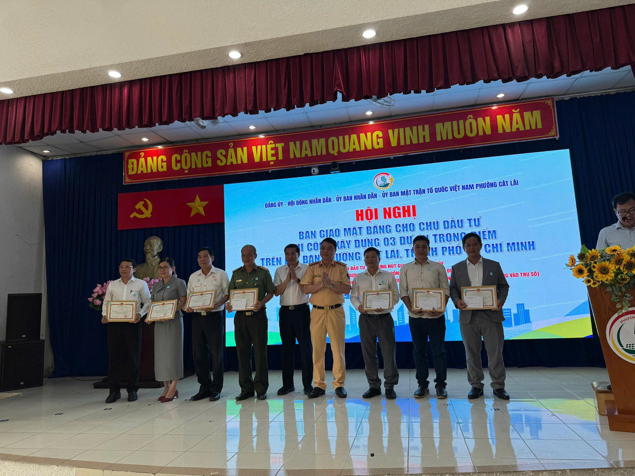 Khen thưởng các cá nhân, tập thể, hộ dân có thành tích xuất sắc trong công tác giải phóng mặt bằng (Ảnh: Bùi Yên).