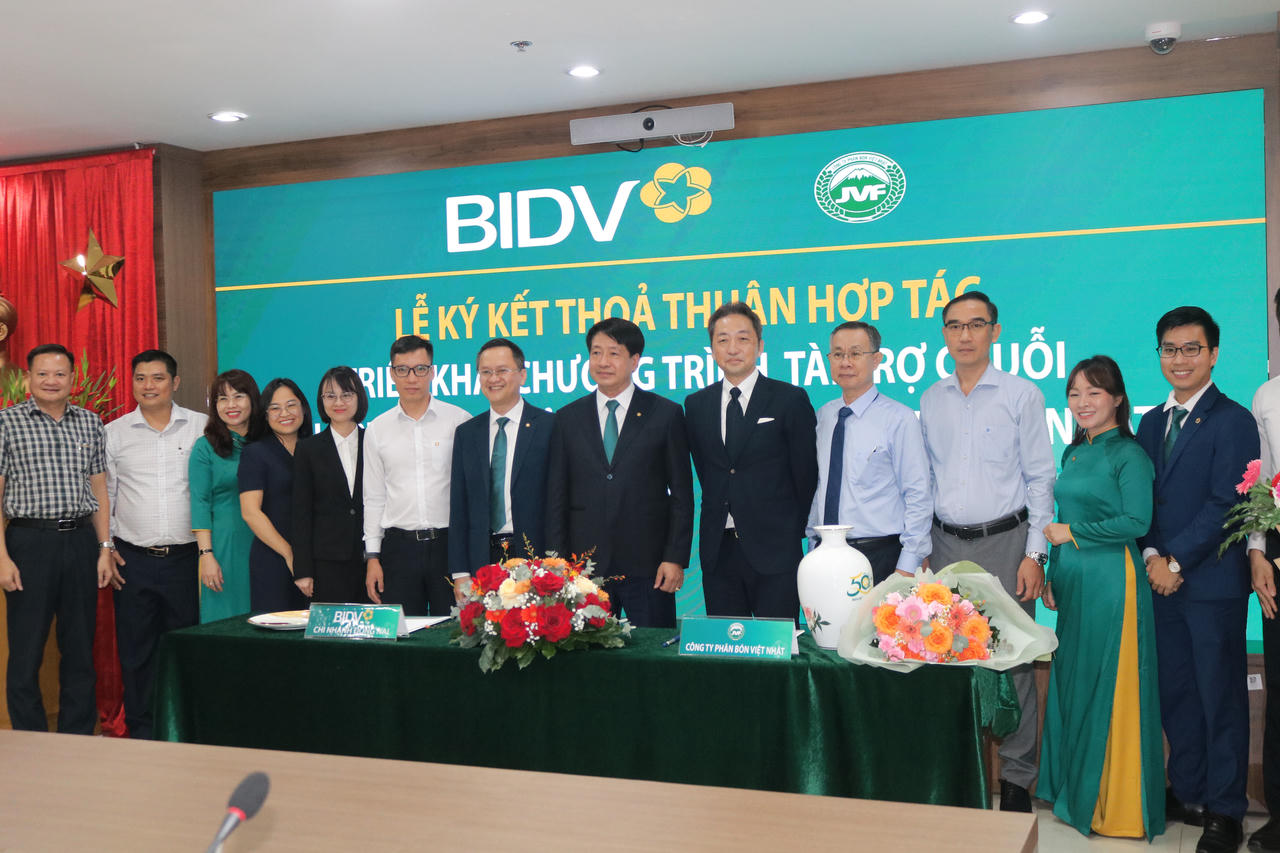 Các đại biểu chụp ảnh lưu niệm.