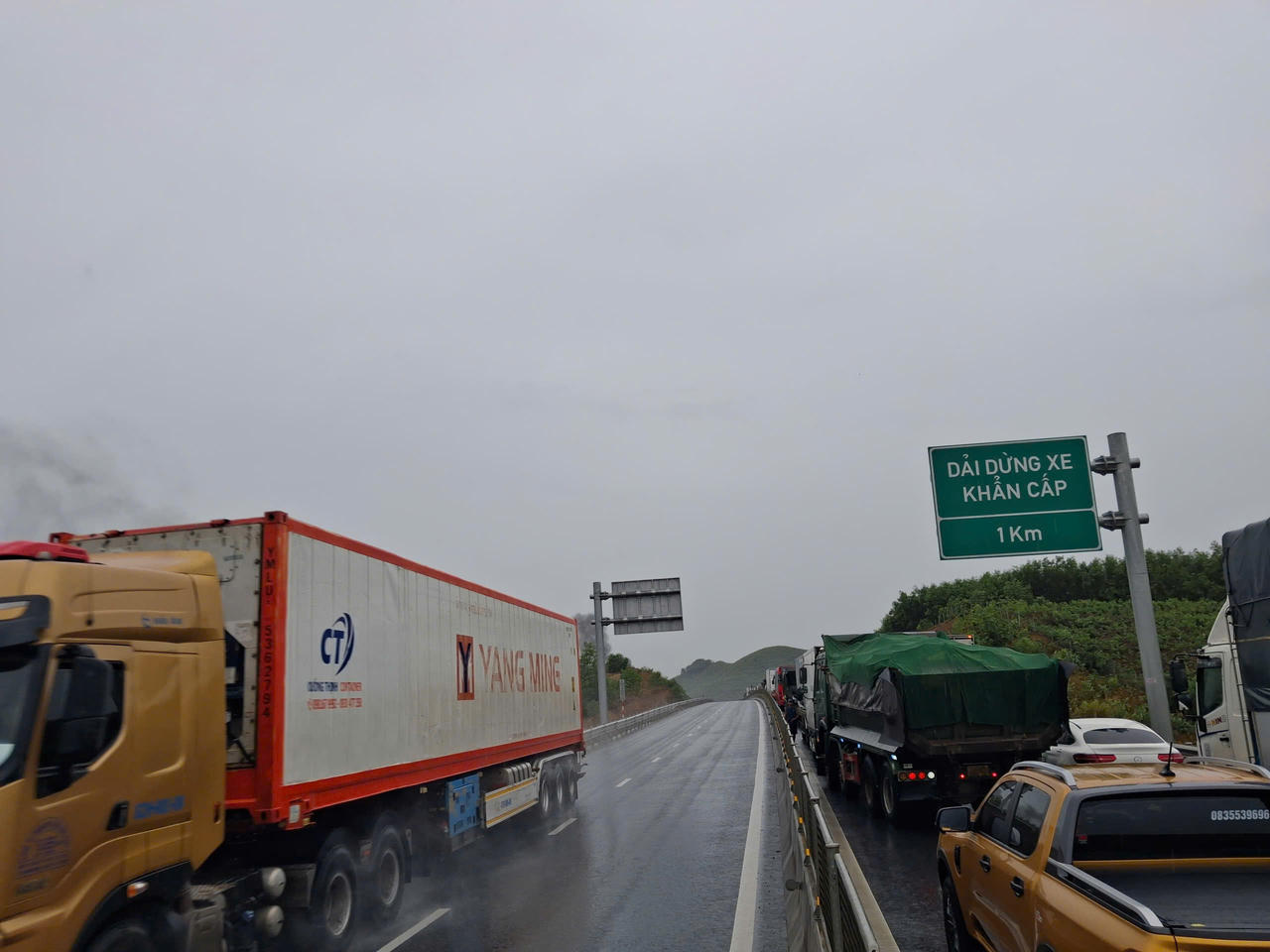 Vụ cháy khiến đoạn cao tốc Vạn Ninh - Cam Lộ theo hướng Bắc - Nam bị ùn tắc dài.