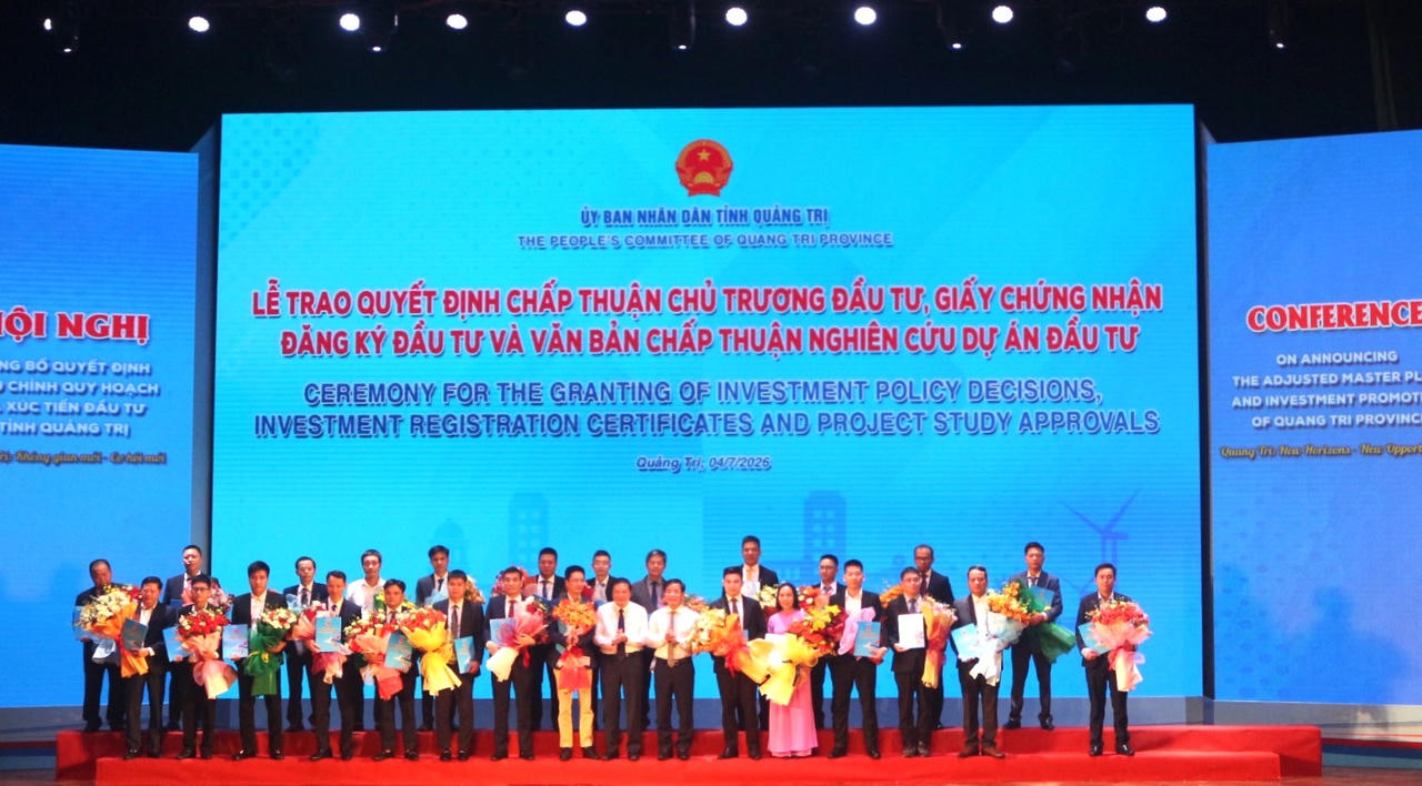 Lãnh đạo tỉnh Quảng Trị trao quyết định chủ trương đầu tư, giấy chứng nhận đăng ký đầu tư cho các doanh nghiệp.