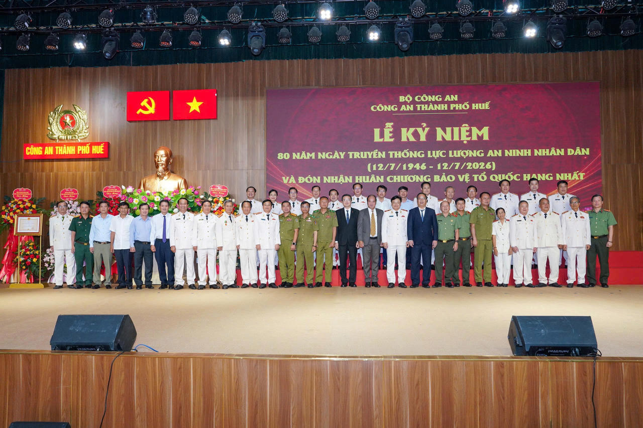 Các đại biểu chụp ảnh lưu niệm.