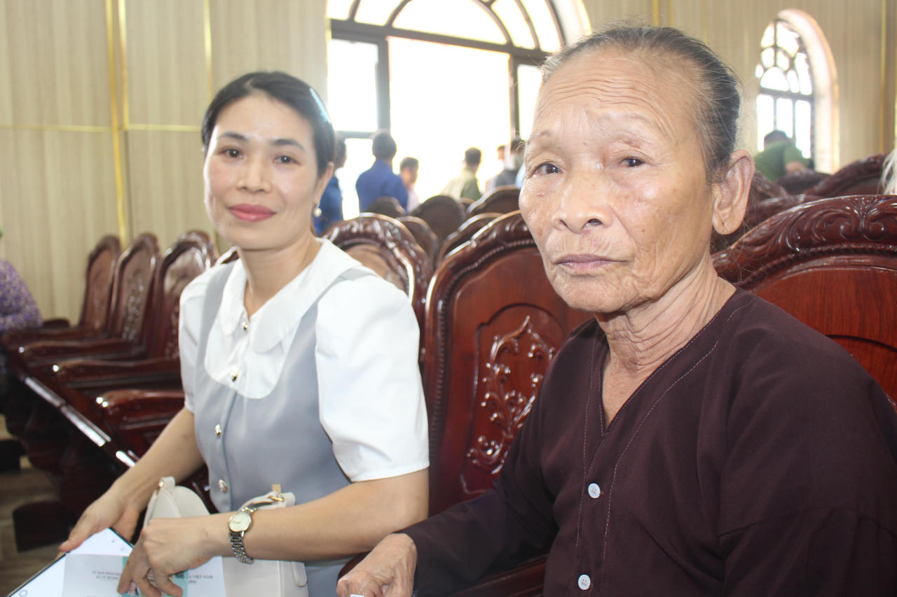 Bà Nguyễn Thị Hạnh cùng con gái là&nbsp;Đinh Thị Lưu, sinh năm 1987, ở thôn Yên Bình thân nhân của&nbsp;liệt sĩ Nguyễn Bá Toán, sinh năm 1950, hy sinh năm 1972 tại mặt trận Đường 9 - Nam Lào