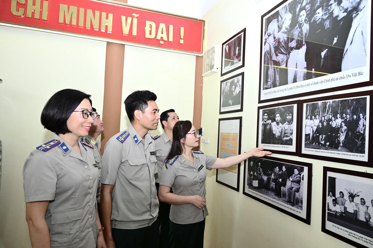 Các đại biểu tham quan tại nhà lưu niệm khu di tích. (Ảnh: Lê Hanh)