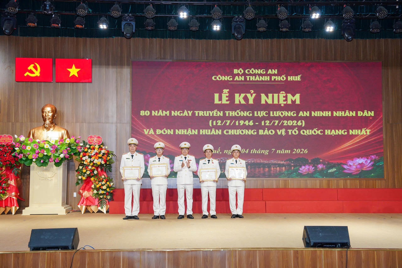 Thừa ủy quyền của Bộ trưởng Bộ Công an, Thiếu tướng Nguyễn Thanh Tuấn, Giám đốc Công an thành phố Huế tặng Bằng khen cho các tập thể, cá nhân có thành tích xuất sắc.