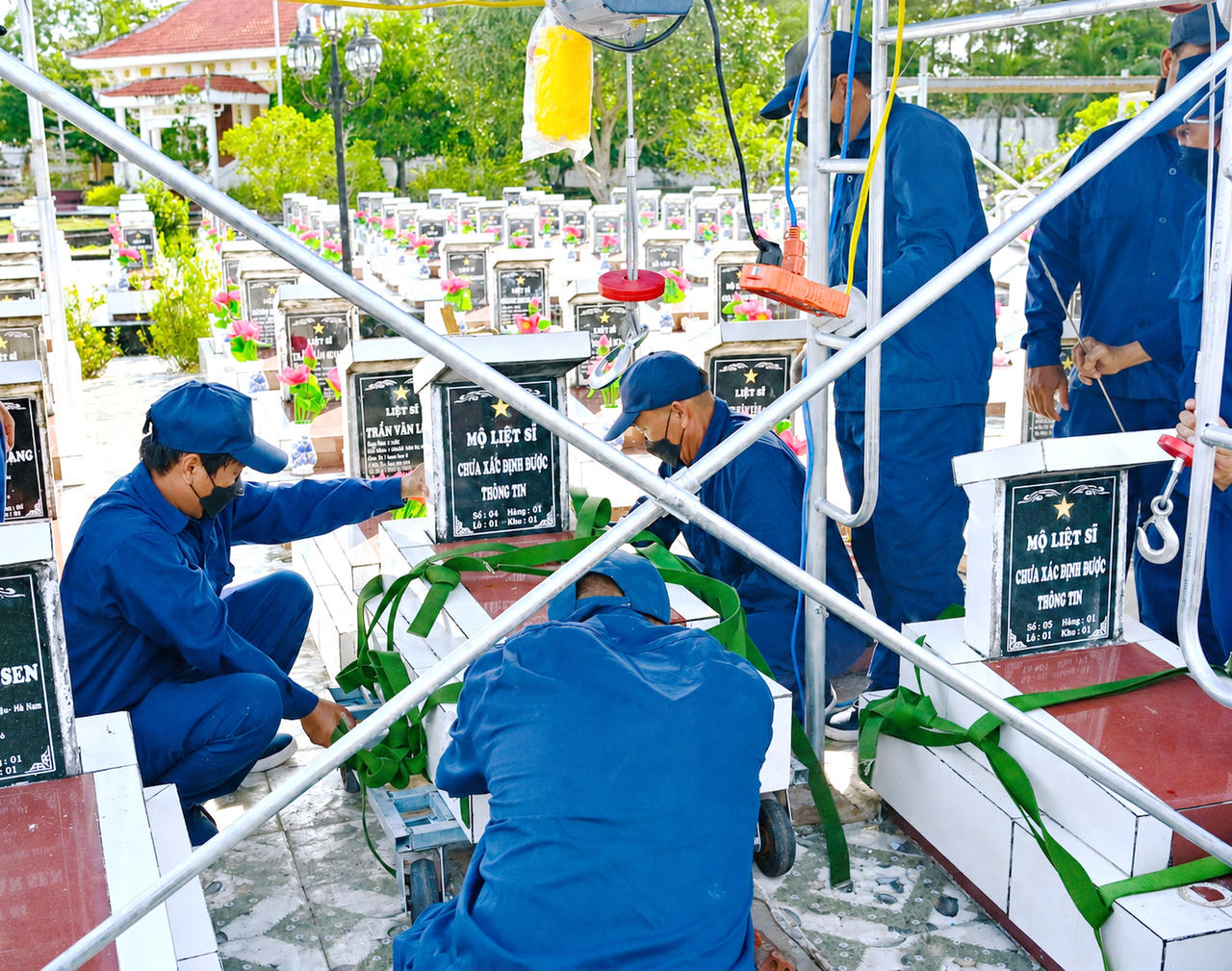 Ban Chỉ đạo 515 tỉnh Cà Mau tổ chức khai quật, lấy mẫu sinh phẩm từ các phần mộ liệt sĩ chưa xác định được thông tin nhằm phục vụ công tác giám định ADN, xác định danh tính hài cốt liệt sĩ. (Ảnh: Phú Quang).