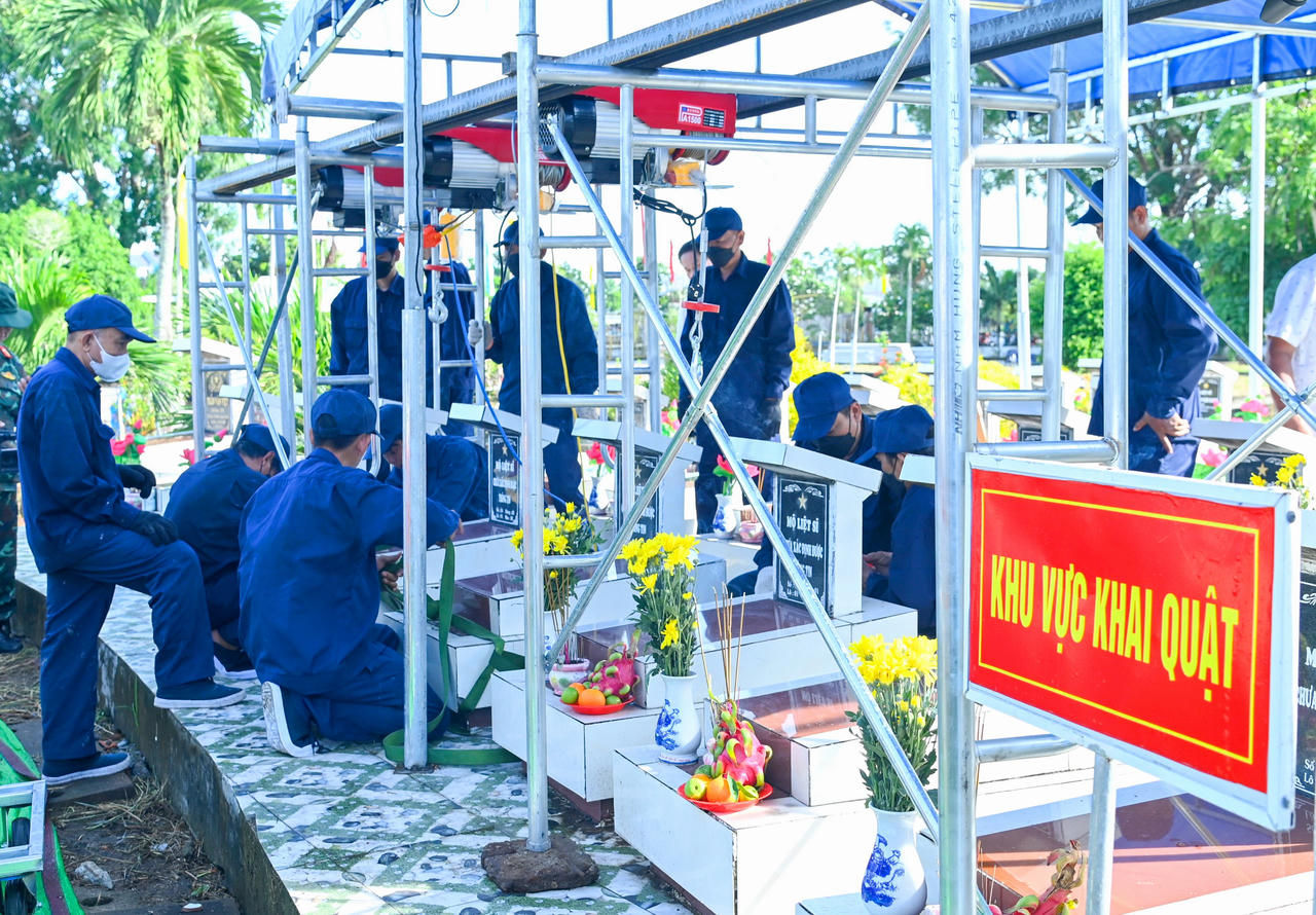 Công tác khai quật gặp nhiều khó khăn do nghĩa trang đã qua nhiều lần nâng cấp, quách hài cốt nằm sâu hơn 1 m dưới mặt đất và bên dưới hai lớp bê tông (Ảnh: Phú Quang).