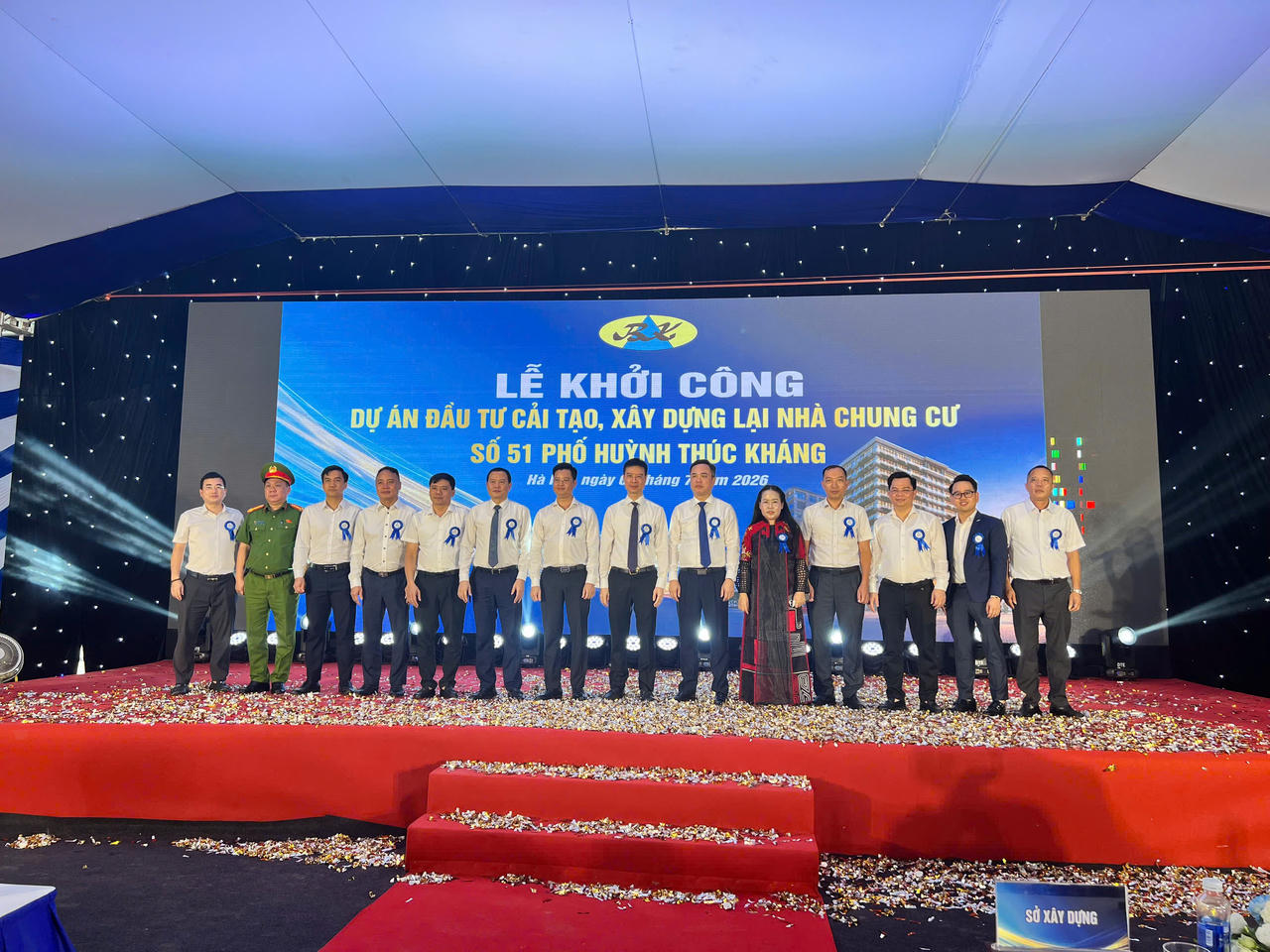 Lãnh đạo địa phương, đại diện chủ đầu tư và các đơn vị liên quan &nbsp;chụp ảnh lưu niệm tại lễ khởi công dự án cải tạo, xây dựng lại chung cư cũ 51 Huỳnh Thúc Kháng.