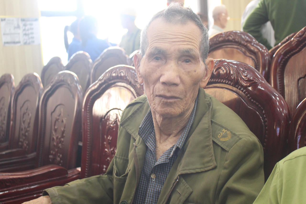 Ông Vũ Văn Chính, 94 tuổi, ngụ tại thôn An Hòa, được người thân đưa đến thực hiện lấy mẫu ADN