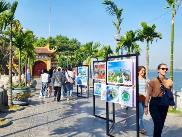 Với nét đẹp của các di tích lịch sử, các làng nghề truyền thống, Tây Hồ thu hút rất đông du khách trong và người nước tới tham quan (ảnh Thanh Hương).