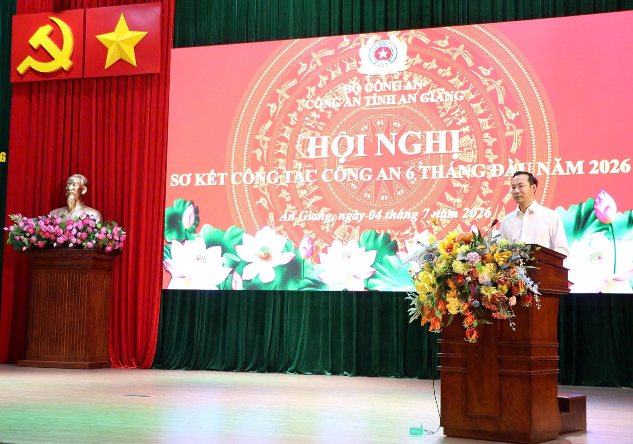 Ông Nguyễn Thanh Nhàn, Phó Bí thư Thường trực Tỉnh uỷ, Chủ tịch Hội đồng nhân dân tỉnh phát biểu chỉ đạo tại hội nghị