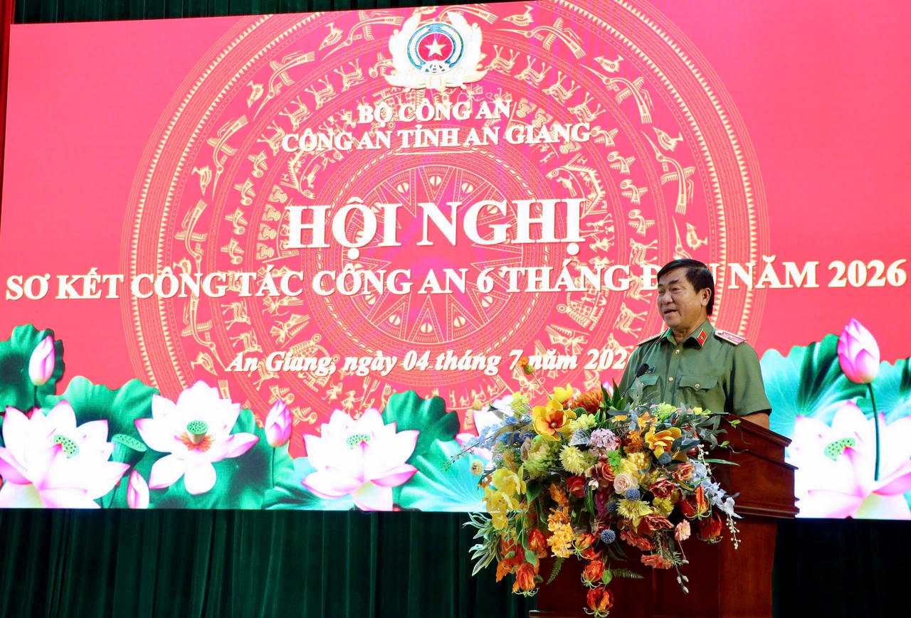 Thiếu tướng Nguyễn Văn Hận, Giám đốc Công an tỉnh phát biểu tại hội nghị