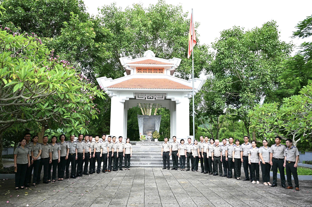 Đoàn chụp ảnh lưu niệm tại Khu di tích Bộ Tư pháp. (Ảnh: Lê Hanh)