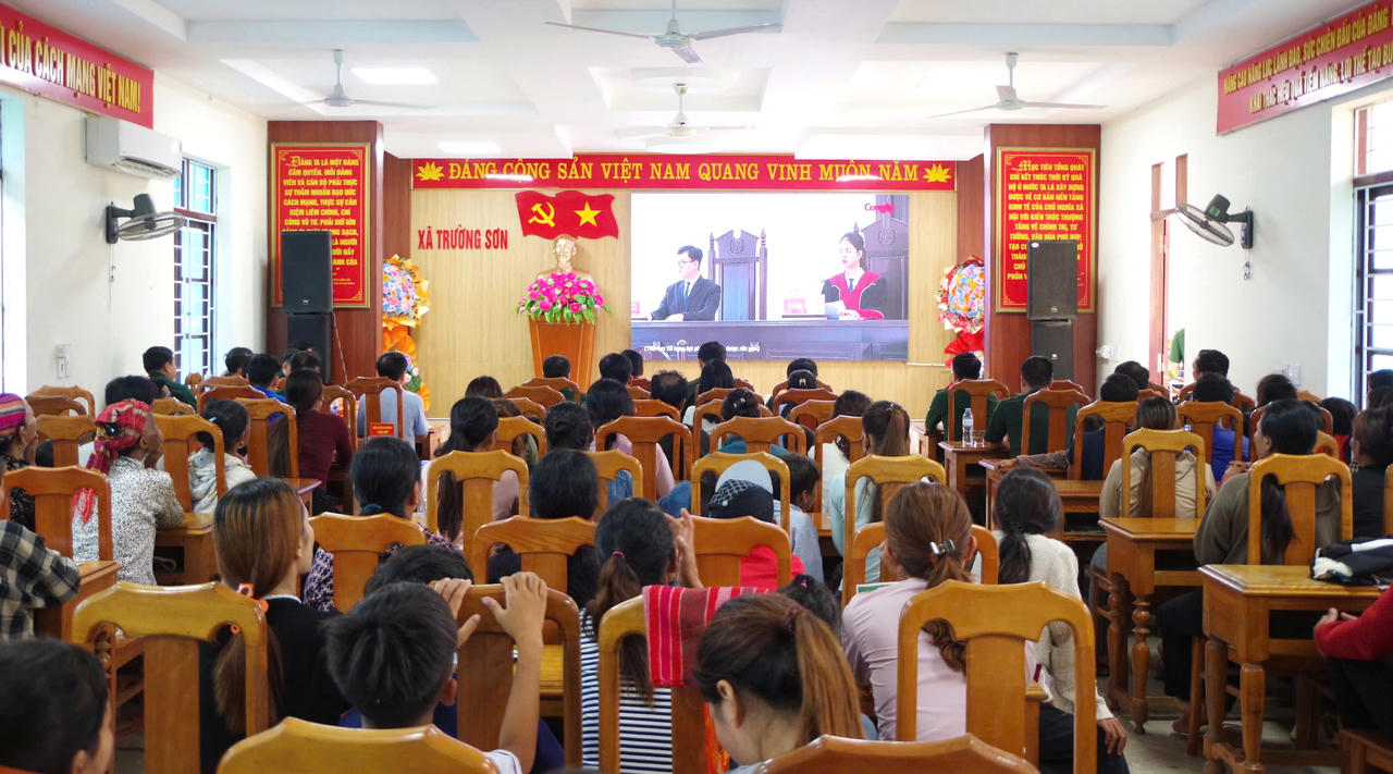 Đông đảo người dân xã Trường Sơn tham gia chương trình phổ biến, giáo dục pháp luật về bình đẳng giới, phòng, chống bạo lực gia đình và nạn tảo hôn.