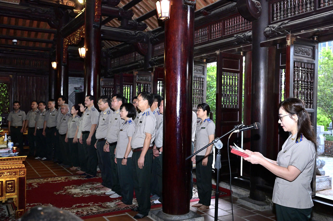 Đoàn&nbsp;THADS tỉnh Tuyên Quang dâng hương báo công tại đền thờ Chủ tịch Hồ Chí Minh tại phường Minh Xuân, Tuyên Quang. (Ảnh: Lê Hanh)
