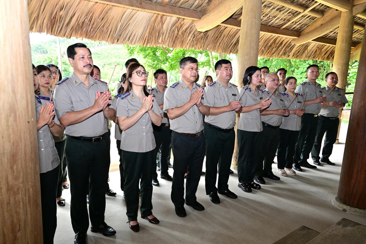 Đoàn dâng hương tại đình Thanh La. (Ảnh : Lê Hanh)