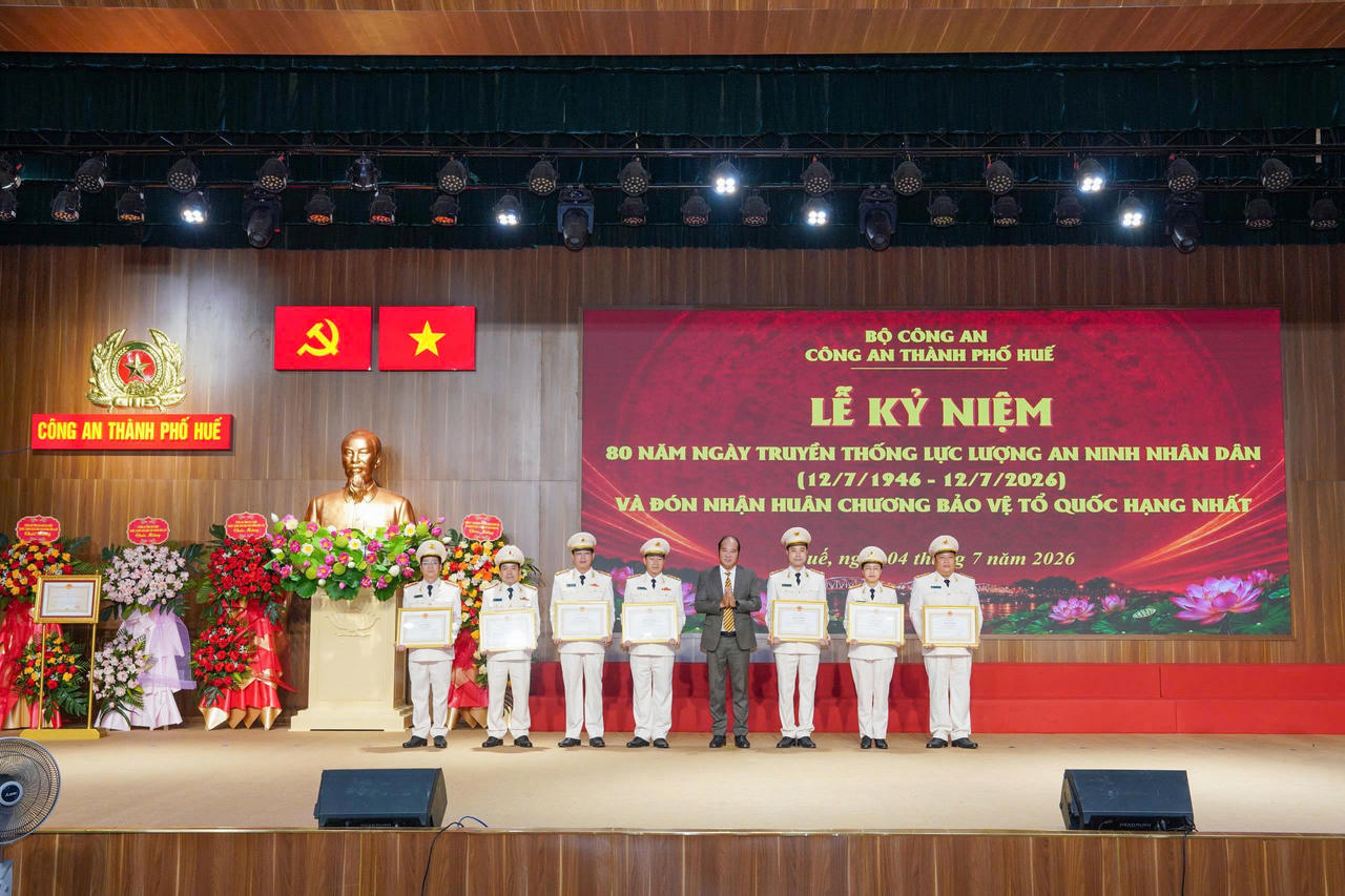 Ông&nbsp;Nguyễn Văn Mạnh, Phó Chủ tịch UBND thành phố tặng bằng khen cho 07 tập thể thuộc Công an thành phố Huế.