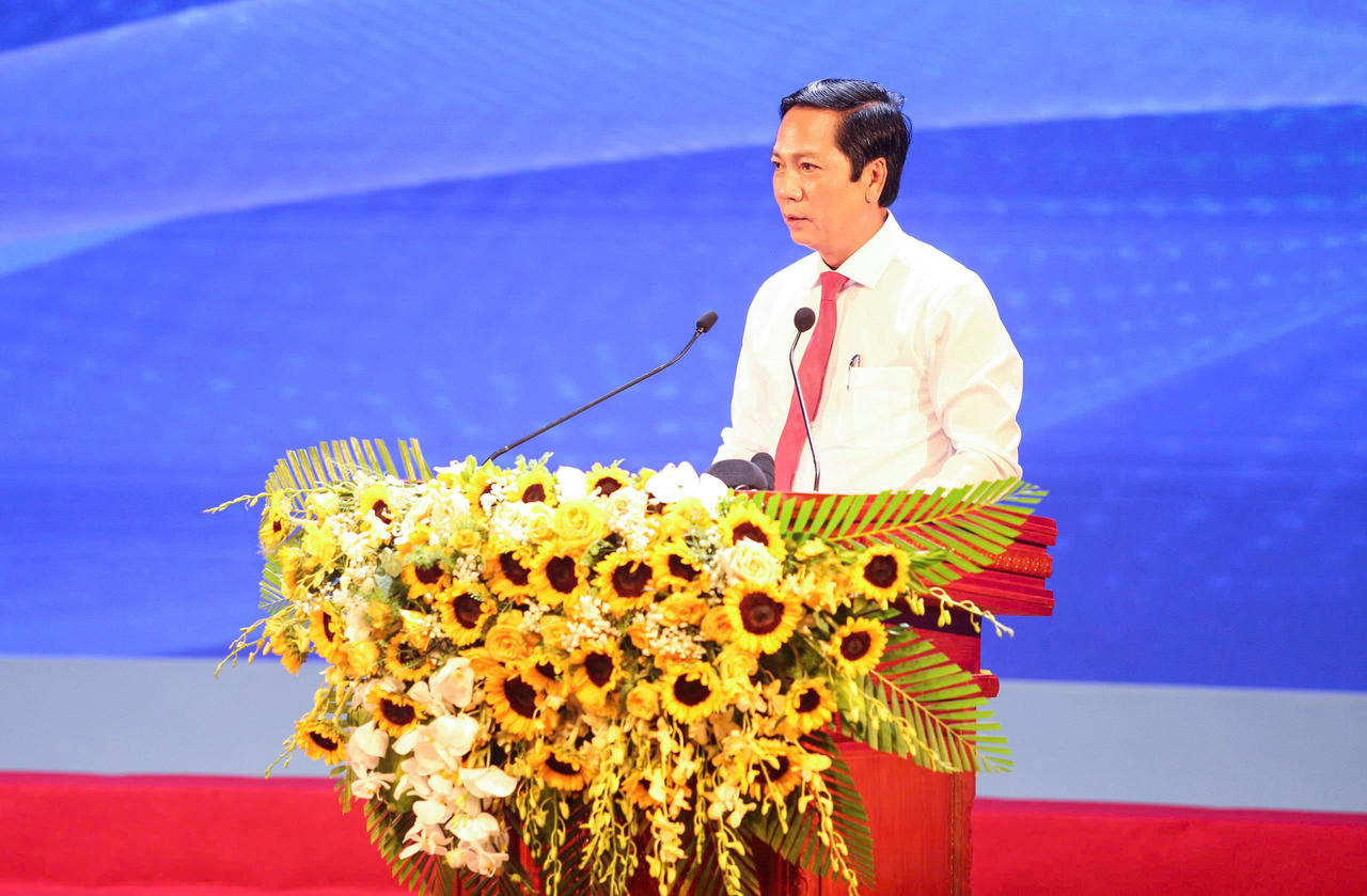 Phó Chủ tịch Thường trực UBND tỉnh Quảng Trị Hoàng Nam trình bày định hướng phát triển và các nội dung trọng tâm của Quy hoạch điều chỉnh.