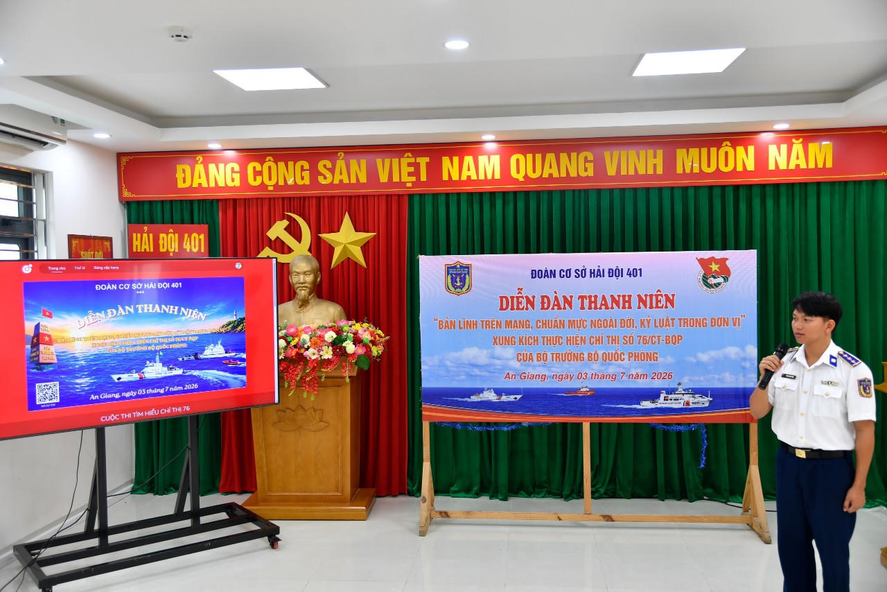 Cán bộ, chiến sĩ tham gia thi tìm hiểu Chỉ thị 76 của BQP trên nền tảng số.