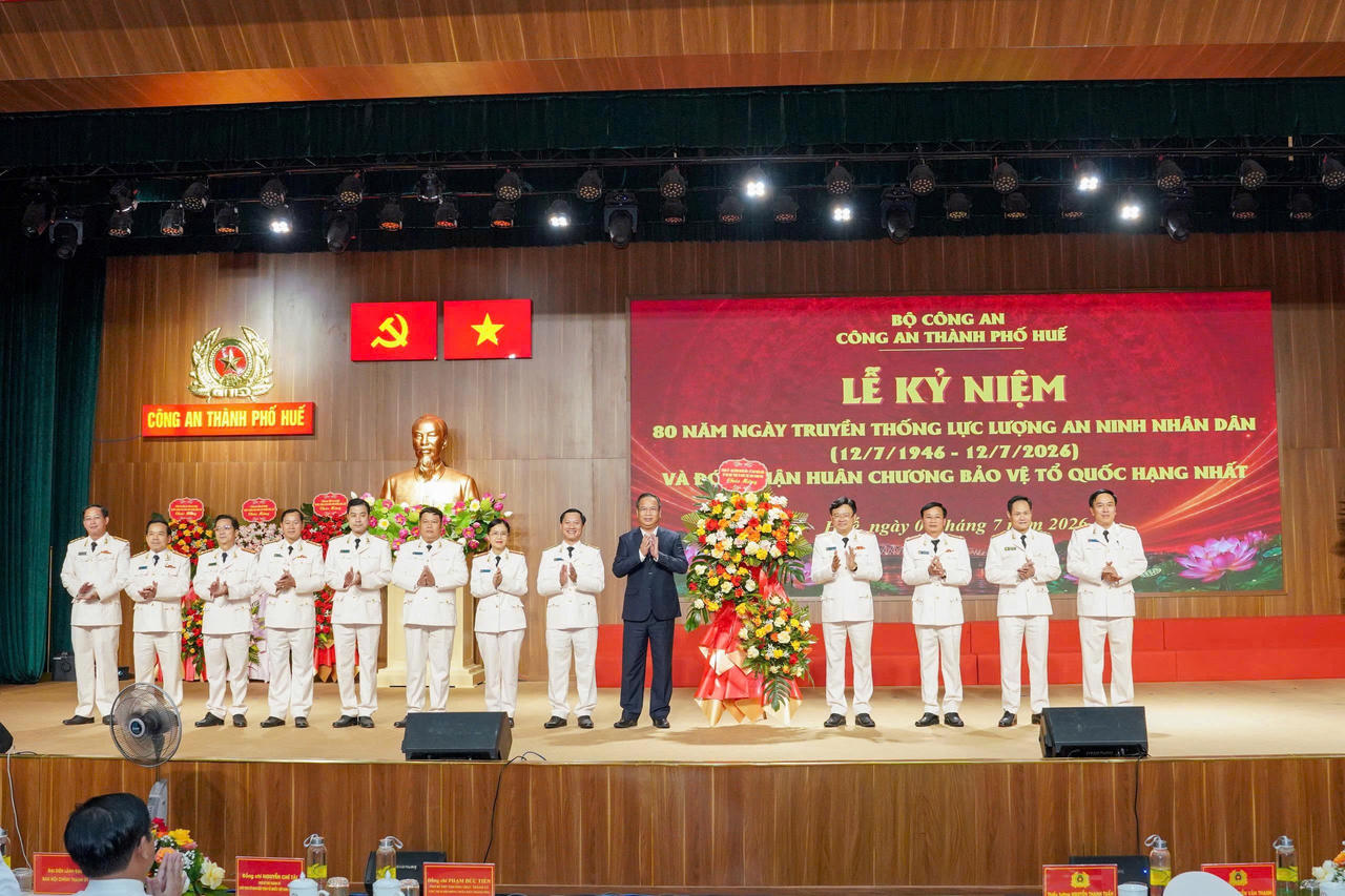 Lãnh đạo UBND thành phố Huế tặng hoa chúc mừng Công an thành phố Huế nhân kỷ niệm 80 năm ngày truyền thống lực lượng An ninh nhân dân.