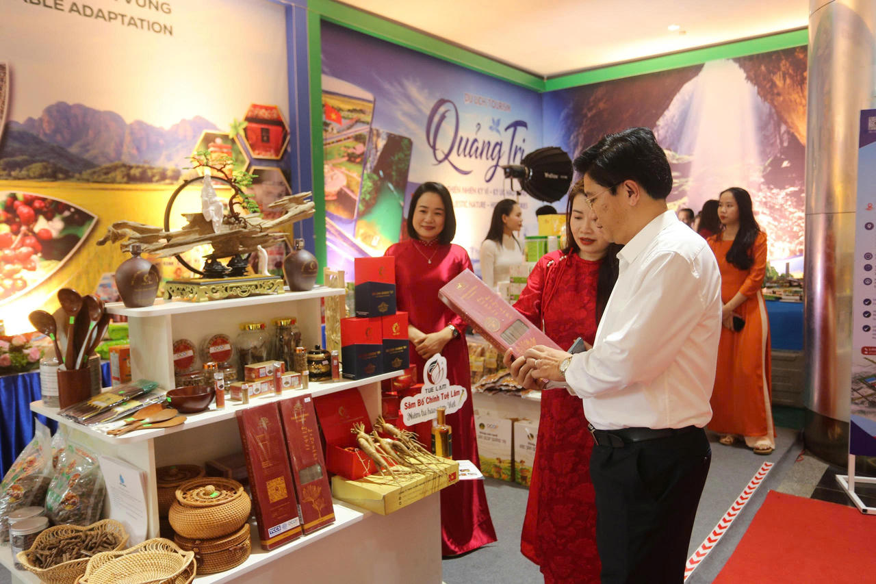 Các đại biểu tham quan không gian trưng bày quy hoạch, sản phẩm OCOP và tiềm năng đầu tư của tỉnh Quảng Trị.