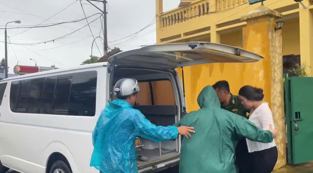 Ứng trực bão, bộ đội biên phòng Hải Phòng hỗ trợ sản phụ sắp sinh từ đảo vào bờ 