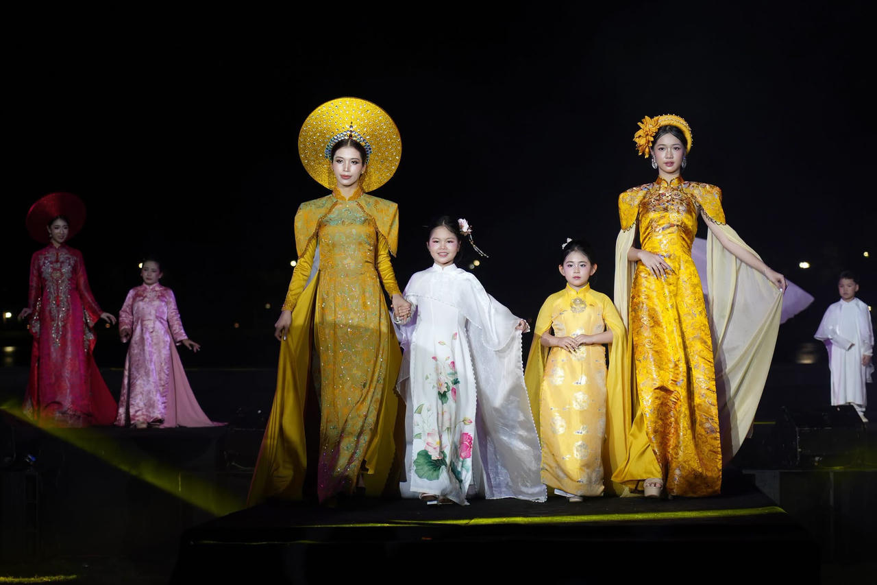 Bên dòng Hương Giang thơ mộng, mỗi bộ sưu tập áo dài kể một câu chuyện riêng, góp phần tôn vinh vẻ đẹp của tà áo dài Việt và mang đến nhiều cảm xúc cho khán giả.