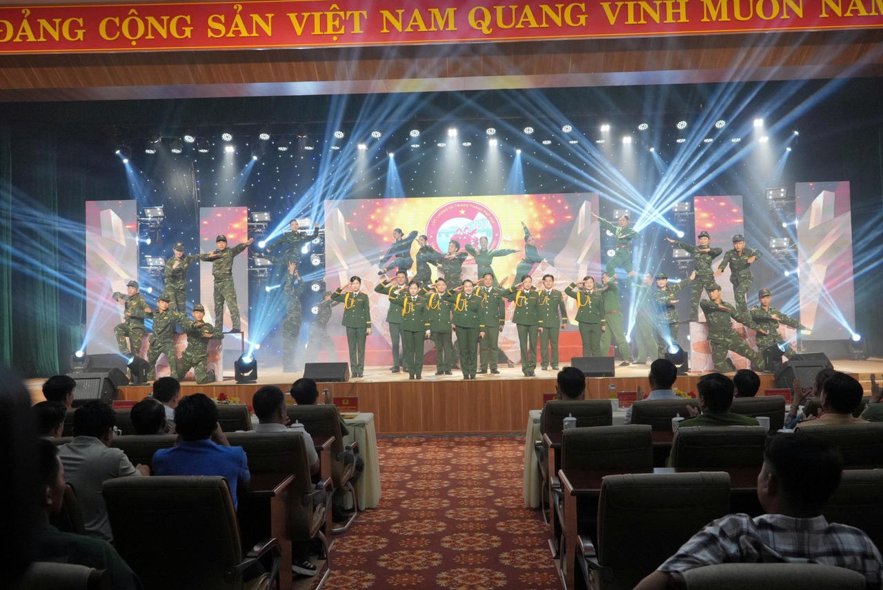 	Tiết mục văn nghệ của Công an thành phố Huế tại đêm giao lưu.