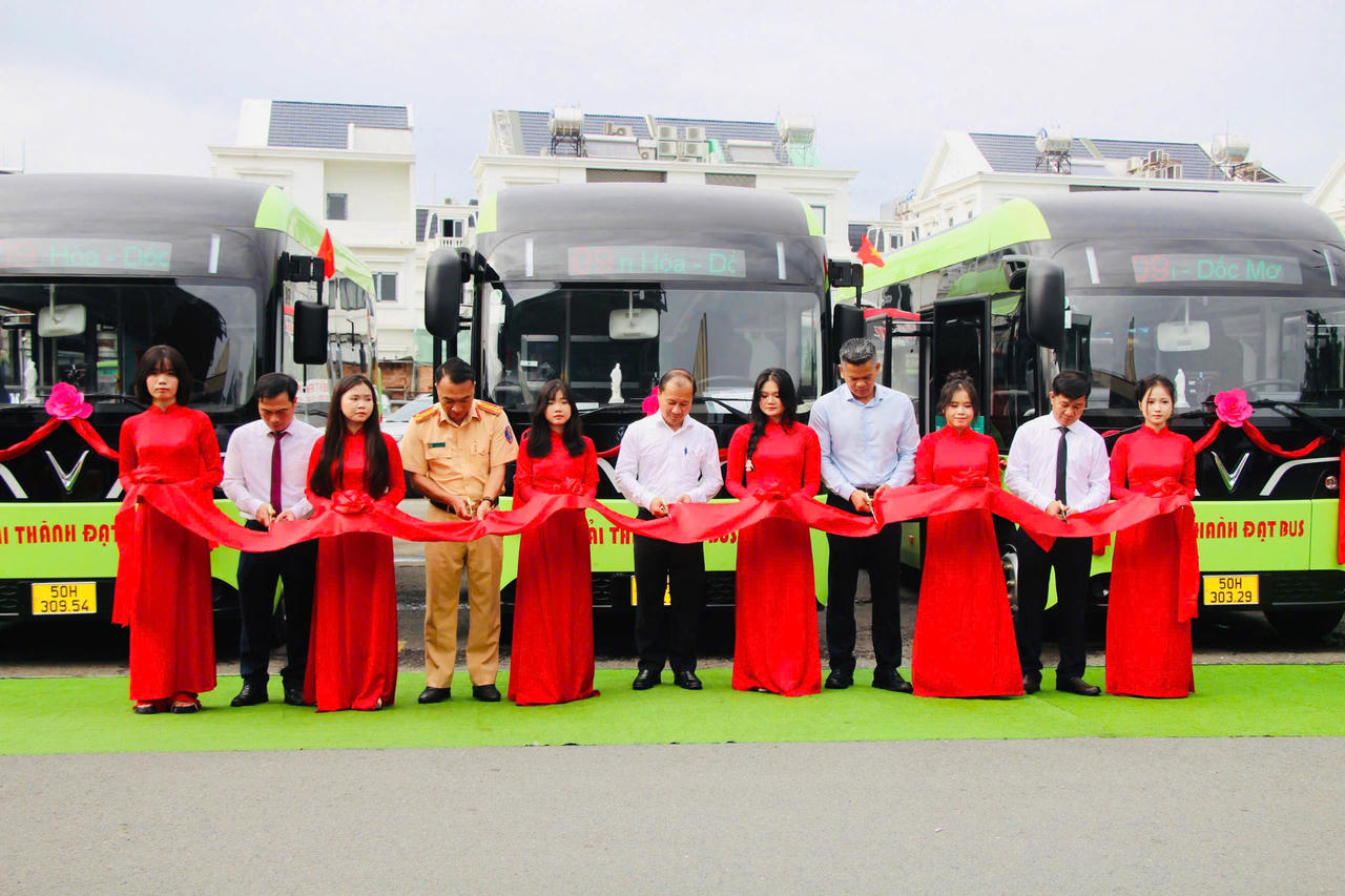 Các đại biểu thực hiện nghi thức công bố đưa tuyến xe buýt điện số 9 vào hoạt động.