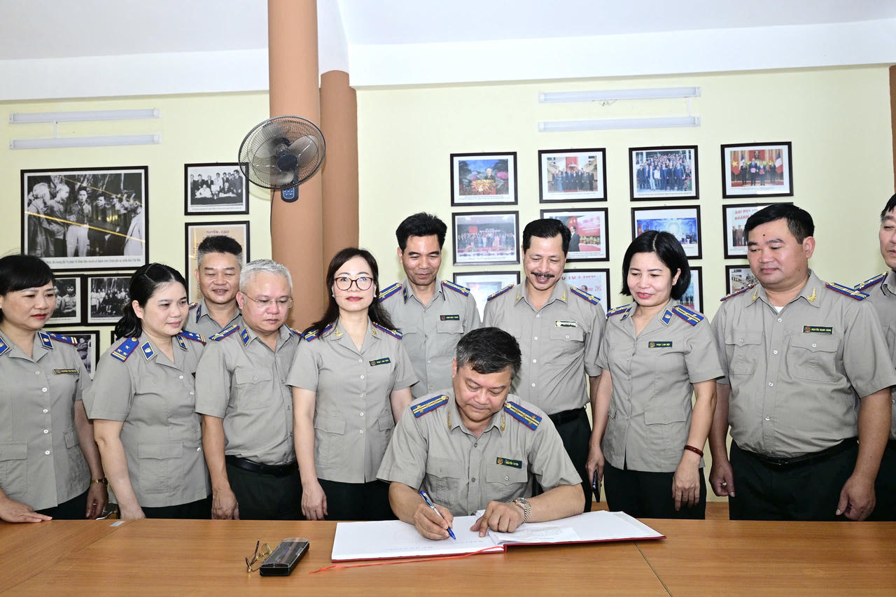 Ông Nguyễn Tuyên, Trưởng THADS tỉnh Tuyên Quang ghi vào sổ lưu bút tại Khu di tích Bộ Tư pháp. (Ảnh: Lê Hanh)