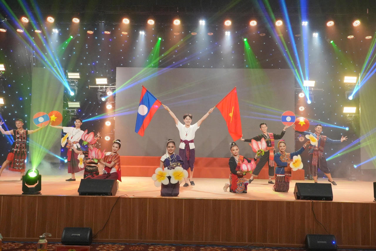 Đoàn nghệ thuật Công an nước bạn Lào biểu diễn tại chương trình.