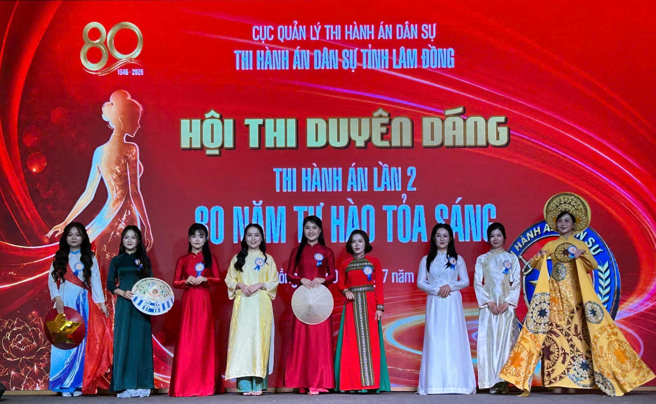 Các thí sinh duyên dáng trong tà áo dài.