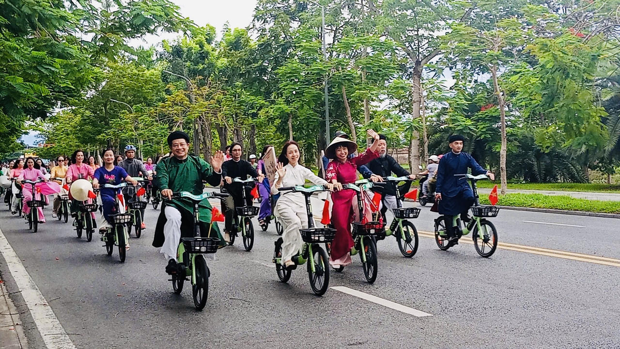 Đoàn ngang qua đường Lê Duẩn.
