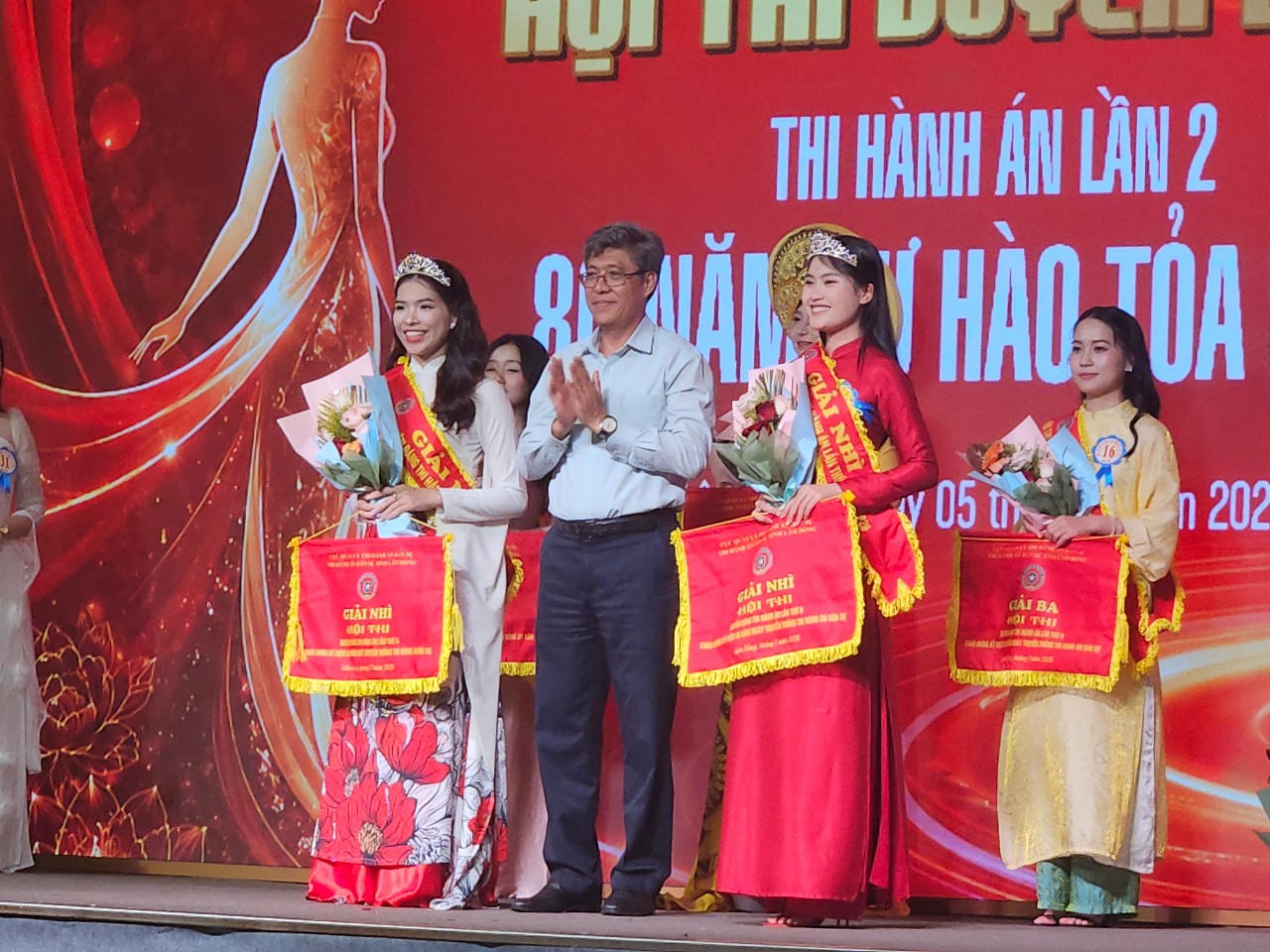 Phó Chủ tịch Lâm Đồng Nguyễn Minh trao giải Nhì cho 2 thí sinh.