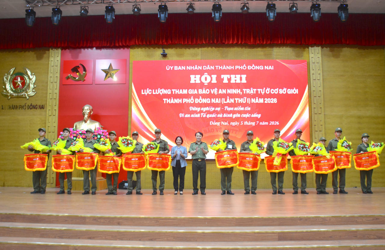 Ban Giám khảo trao Cờ lưu niệm cho 13 đội thi.