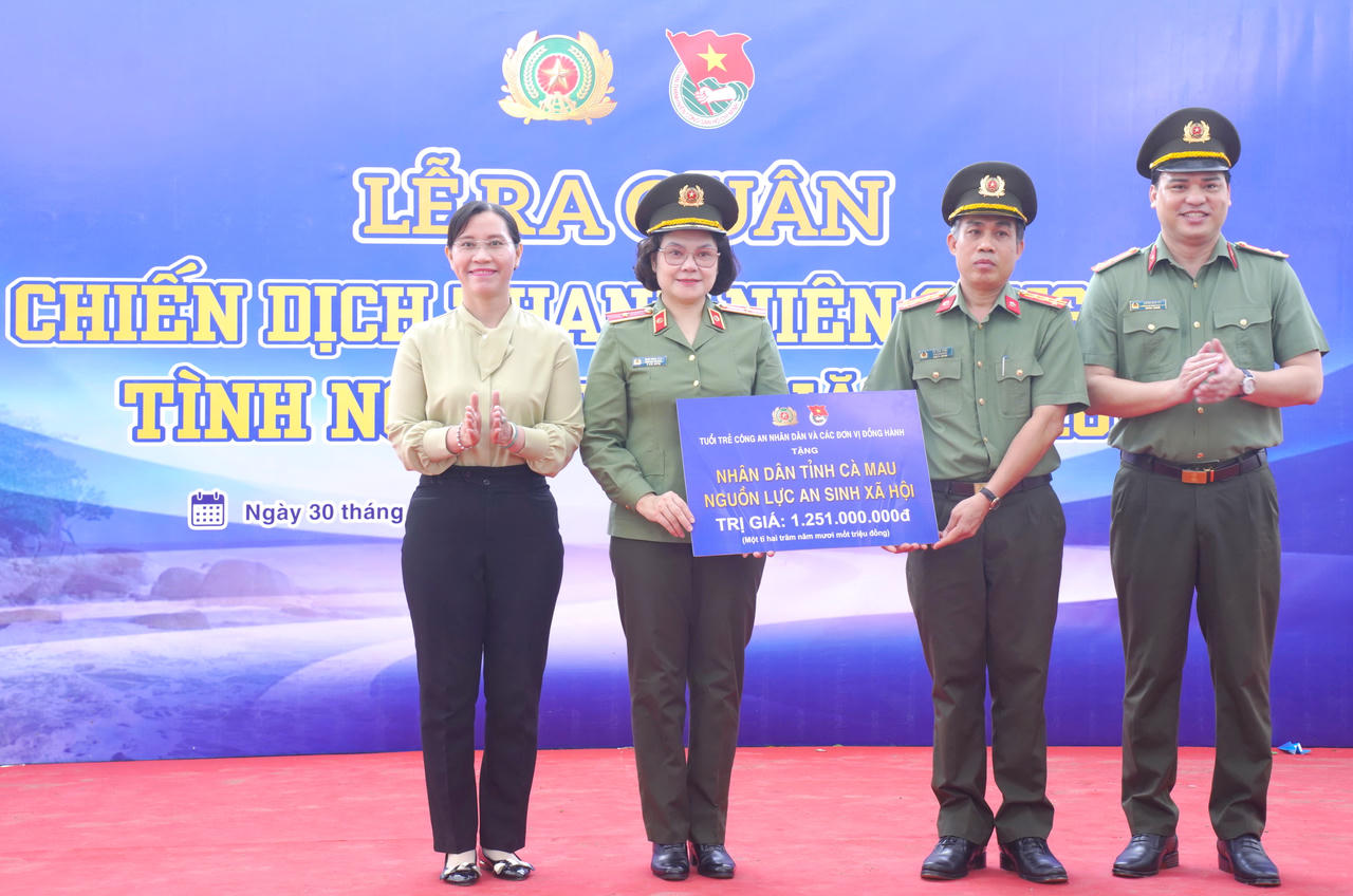 Thiếu tướng Ngô Hoài Thu - Phó Cục trưởng Cục Công tác chính trị, Bộ Công an trao bảng tượng trưng kinh phí hỗ trợ an sinh xã hội trị giá hơn 1,2 tỷ đồng cho Nhân dân xã Đá Bạc.