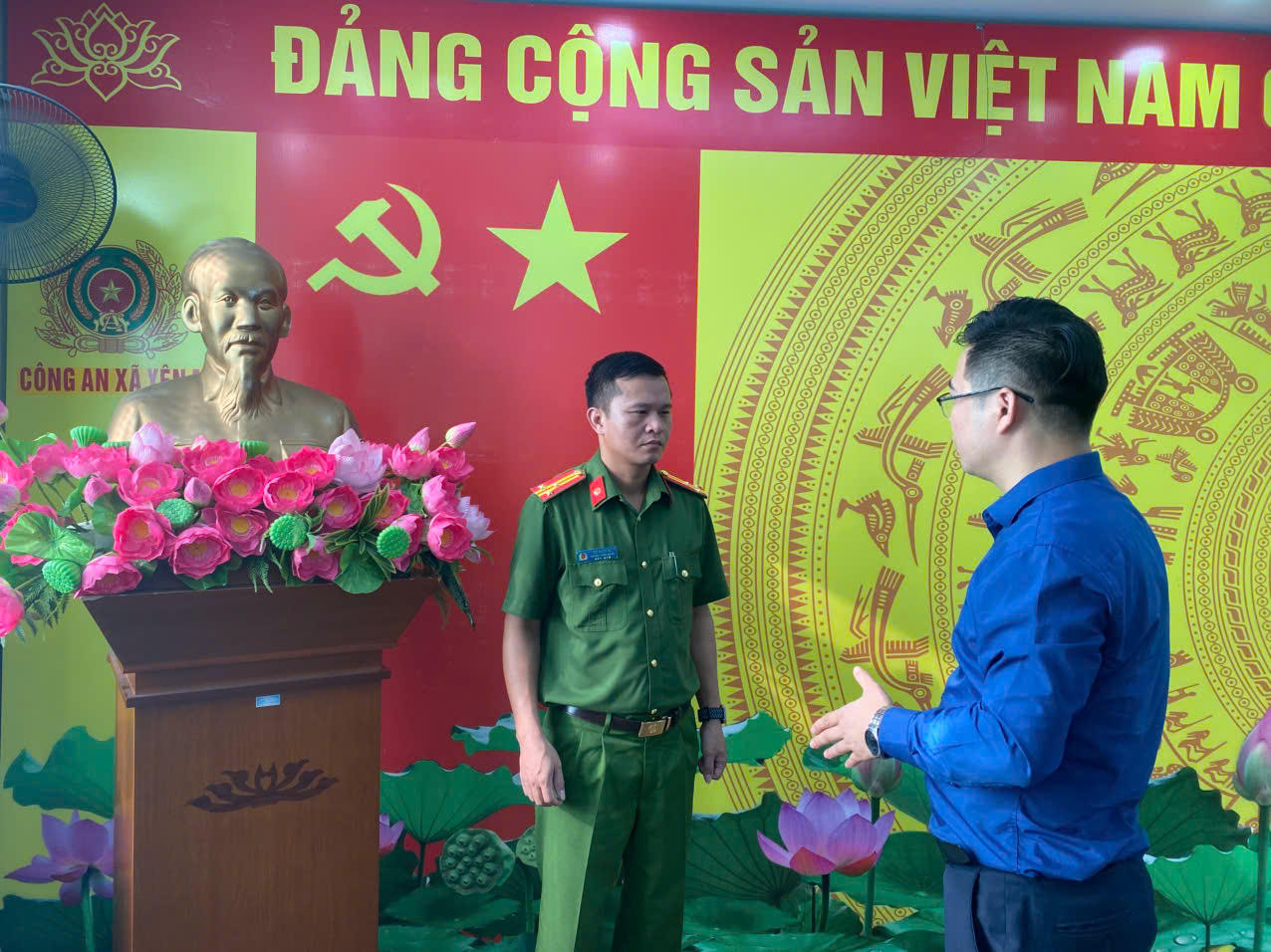 Thượng tá Bùi Xuân Tú - Trưởng Công an xã Yên Mỹ trao đổi thông tin với PV Báo Pháp luật Việt Nam.