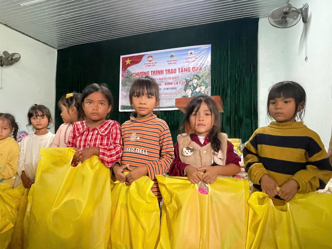 Các em nhỏ có hoàn cảnh khó khăn tại xã Hướng Phùng vui mừng đón nhận những phần quà ý nghĩa từ chương trình.