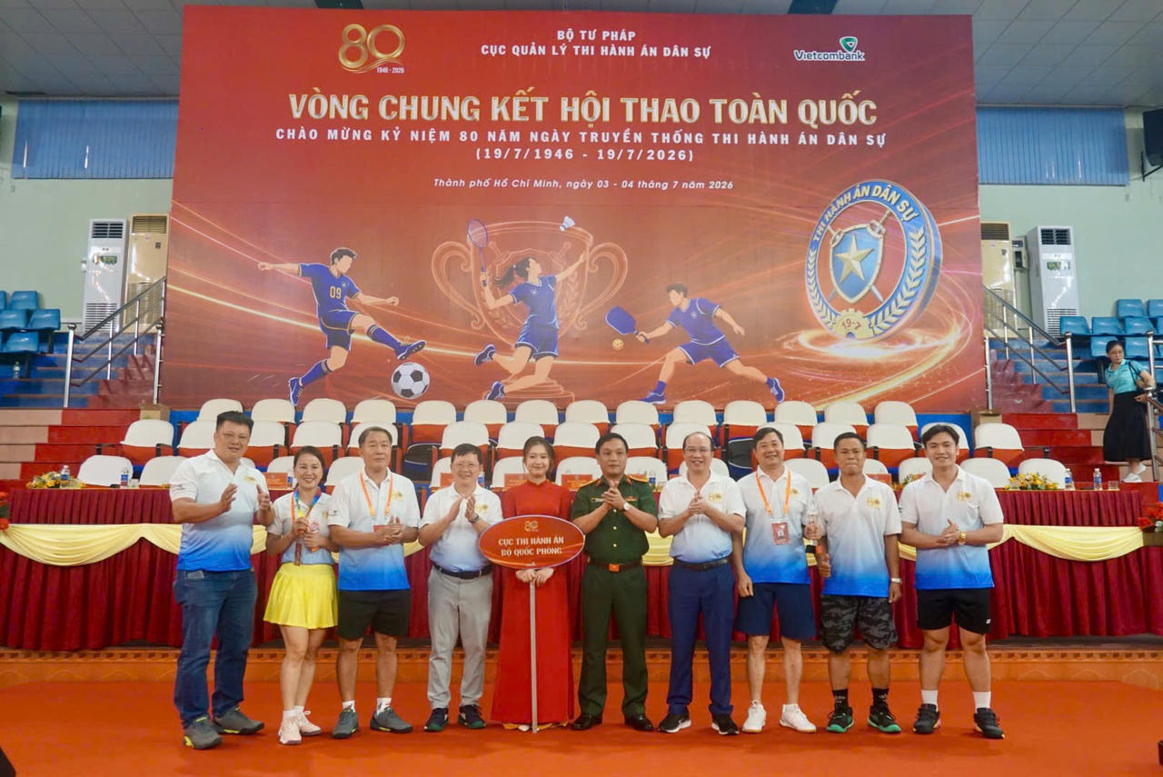 Thứ trưởng Mai Lương Khôi chụp hình lưu niệm cùng với lãnh đạo cục THADS và đại biểu.