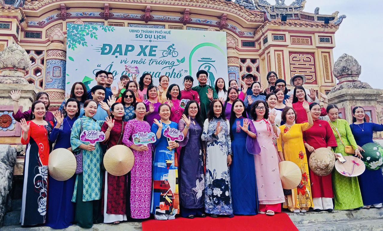 'Áo dài qua phố' lan tỏa thông điệp sống xanh tại Huế