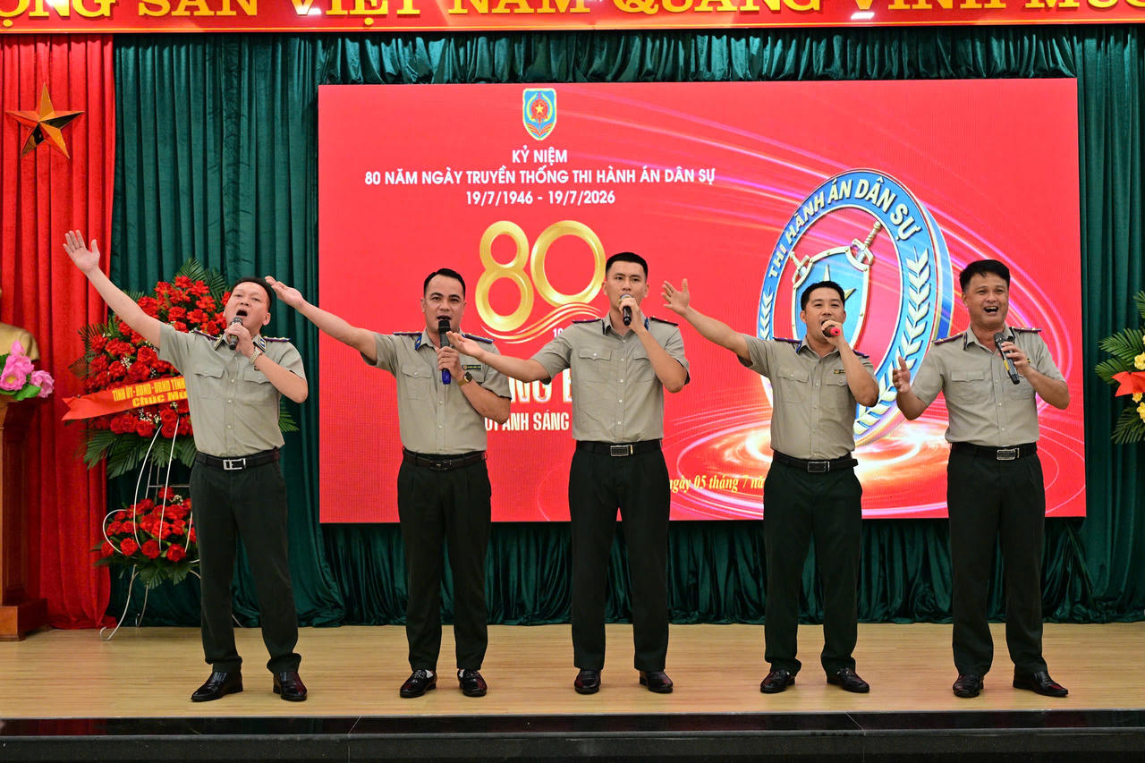 Tiết mục văn nghệ chào mừng tại buổi lễ. (Ảnh : Quang Hoà)