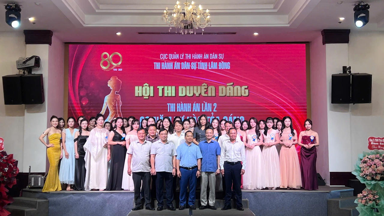 Lãnh đạo THADS Lâm Đồng cùng Ban Giám khảo chụp hình lưu niệm cùng 139 thí sinh dự thi.